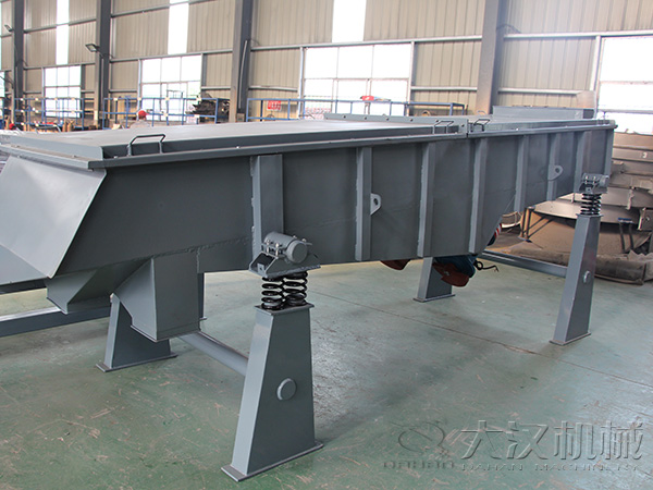 直線輸送機(jī)也屬于大型的篩分設(shè)備，所以該產(chǎn)品能夠輸送一些比重較大的物料。